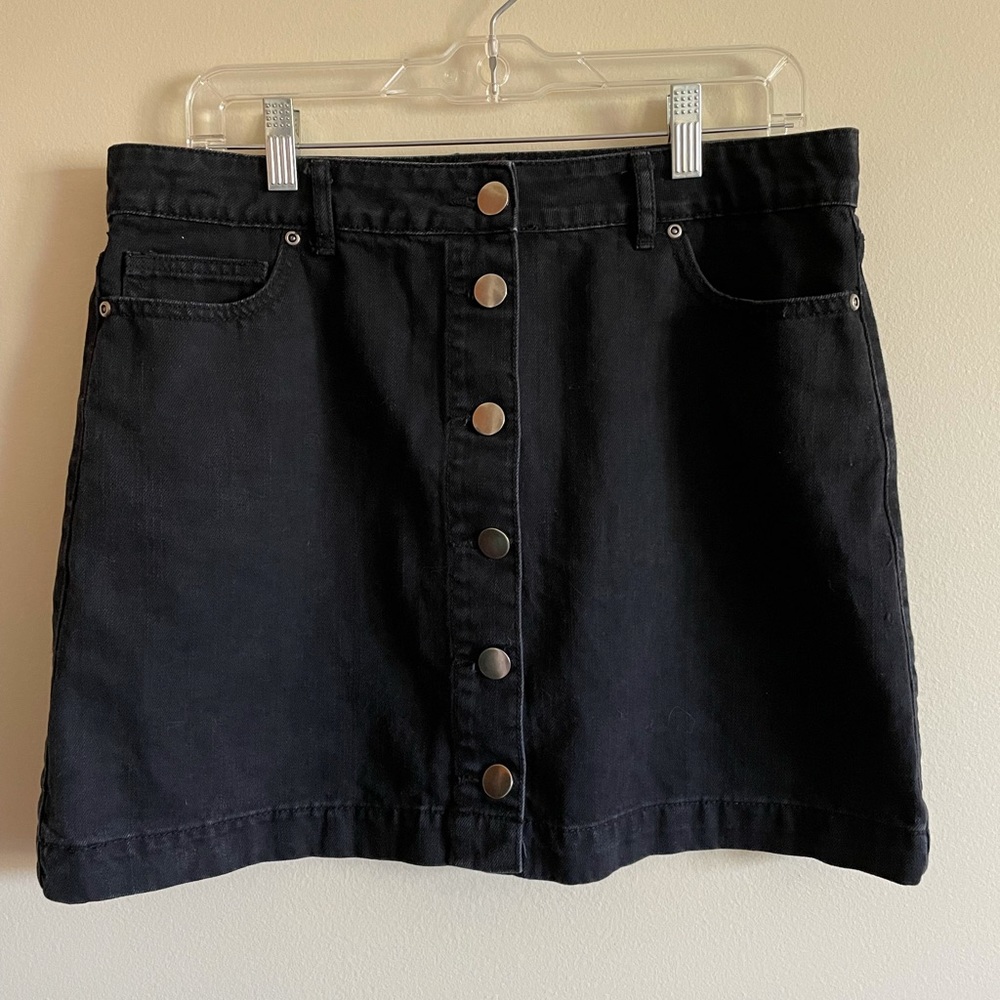Black Mini Skirt. Jean skirt from Forever 21 ⭐️🌼